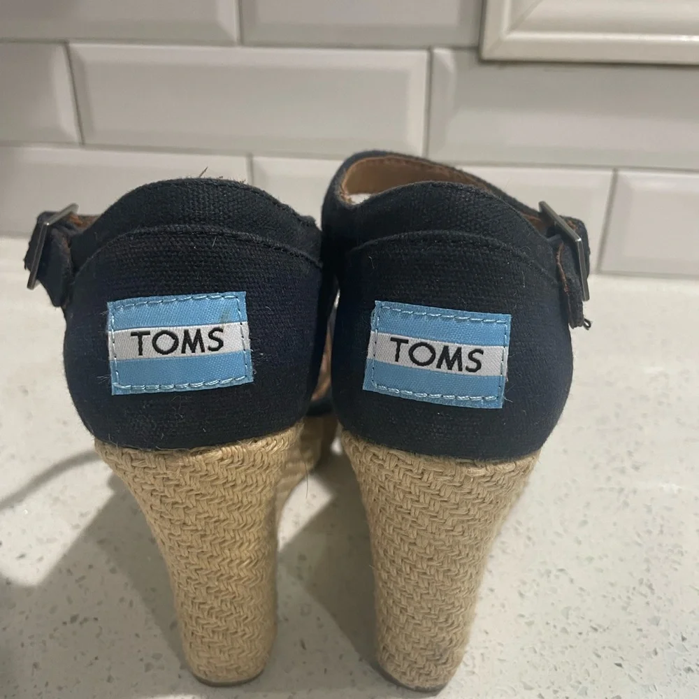 Toms elegant black